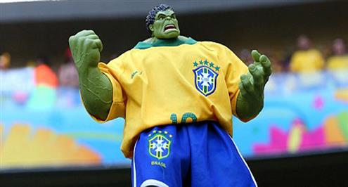 جماهير المونديال .. "قتل" الديوك و"دمية" هالك  يخطفان الأضواء فى اليوم الأول لربع النهائى